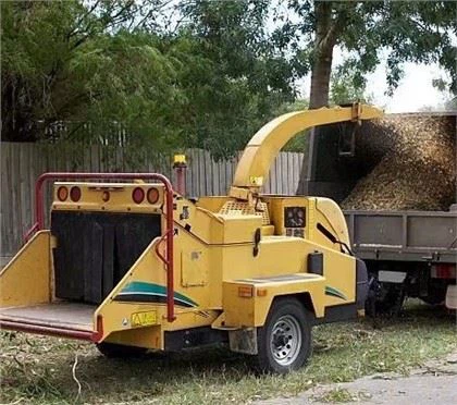 Trituradora de fusta amb alimentació automàtica de gasolina